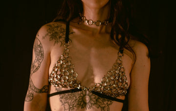 tattooed-model-oring-choker-cage-bra-outfit-festival-tops-handmade-clothing-barcelona-iona-smith-scott